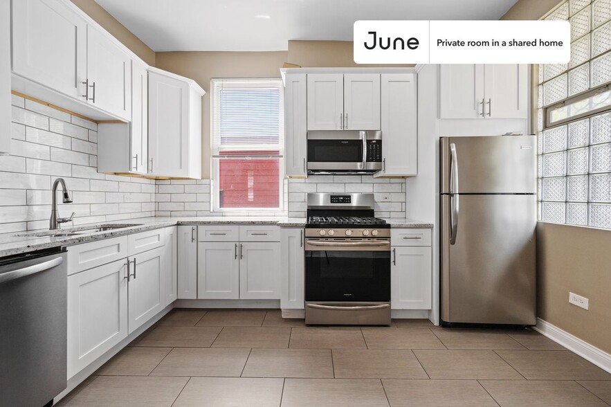 Building Photo - Private bedroom in 3 bed/1 bath Home