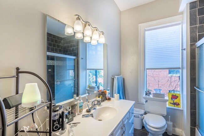 Building Photo - 1371 N High St