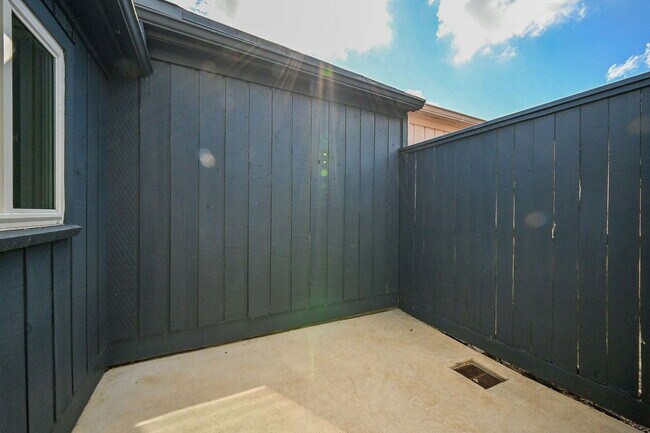 Building Photo - 414 Fox Briar Ln