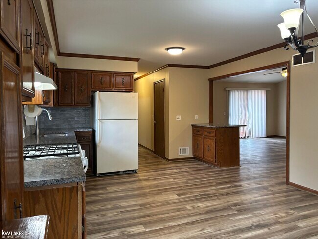 Building Photo - 37260 Rosebush St