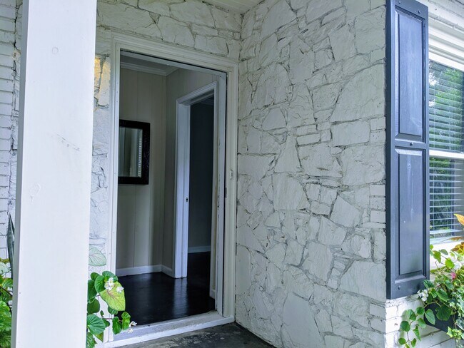 Building Photo - Charming 1 Bedroom Duplex in Buckhead!