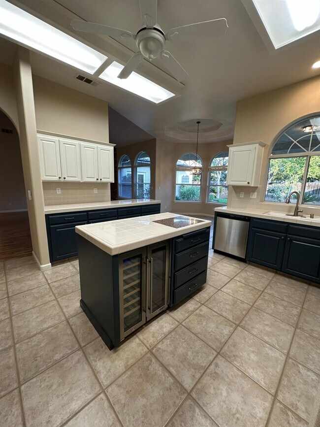 Building Photo - 535 W Decatur Ave