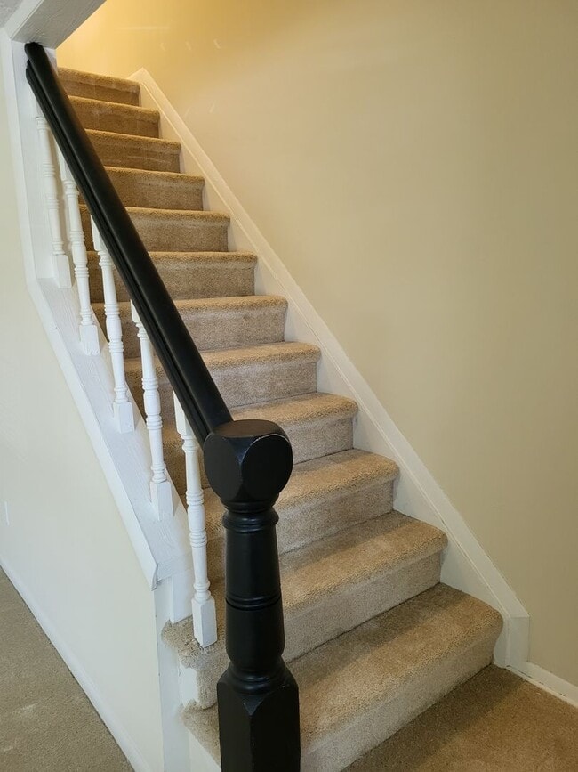 Building Photo - RARE 3-Bed Townhome in Fox Ridge Manor!
