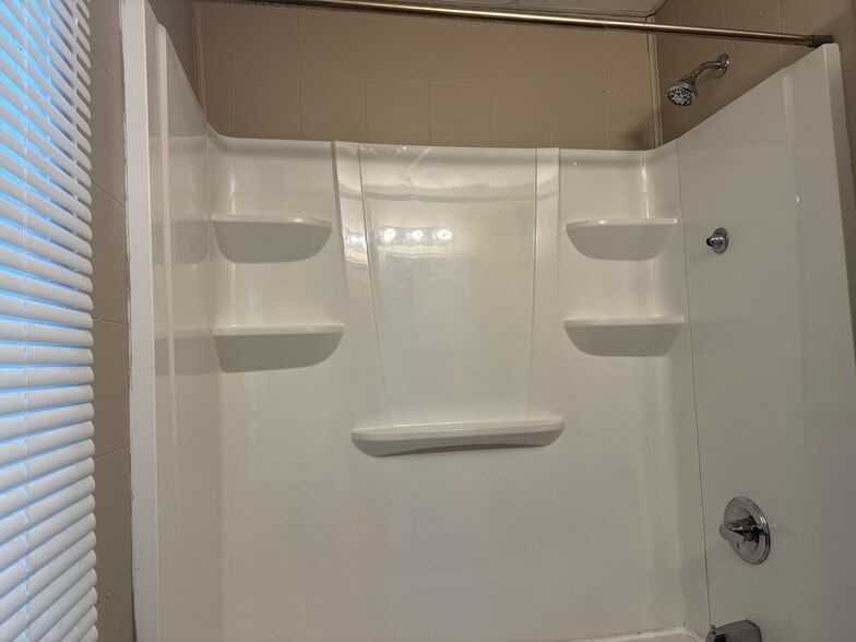 Shower over Tub - 1413 Jefferson Ave