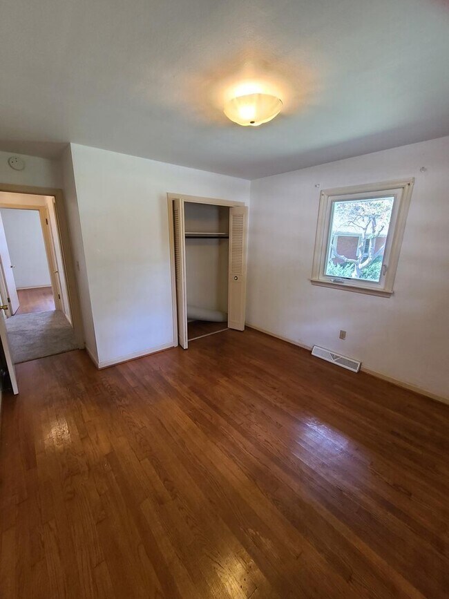 Building Photo - 2207 Pond St