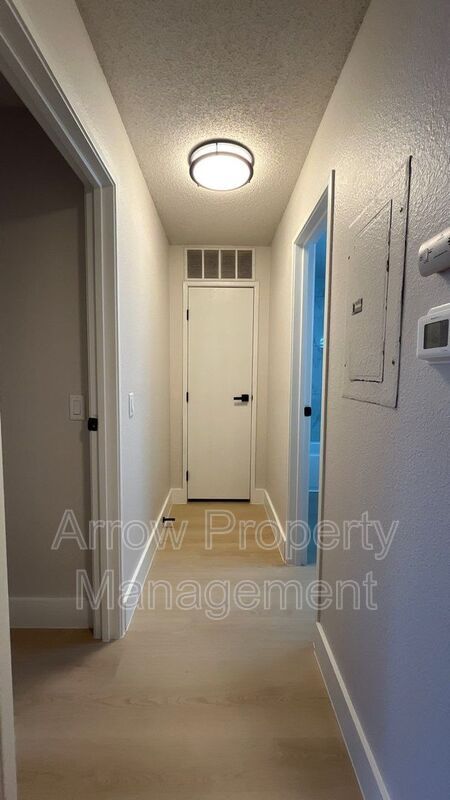 Building Photo - 515 W Saunders Ave