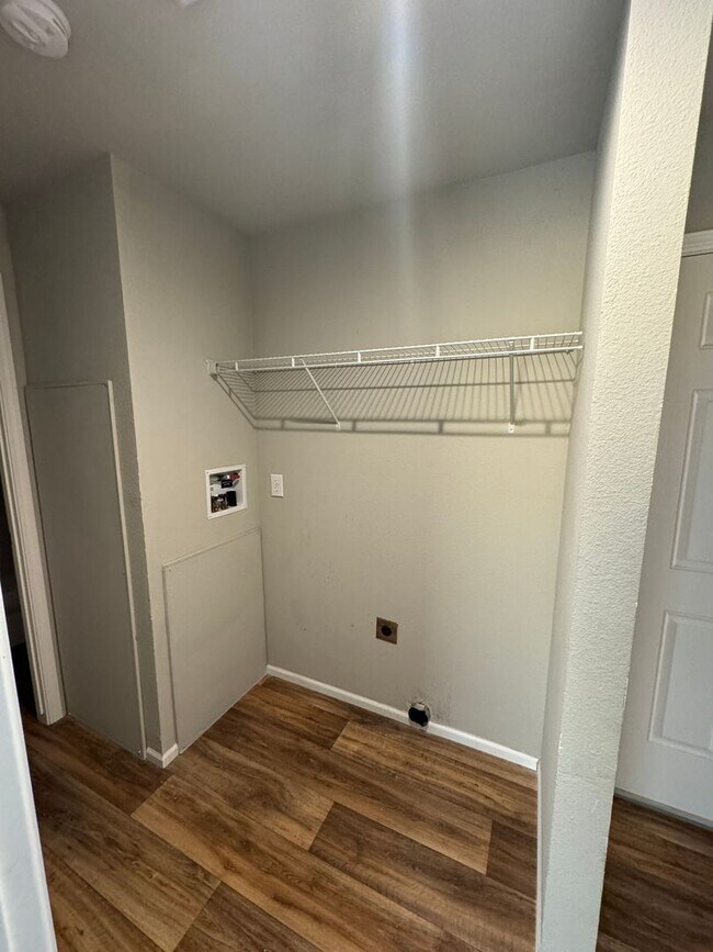 Building Photo - 2 bedroom, 2 Bath in the heart of town
