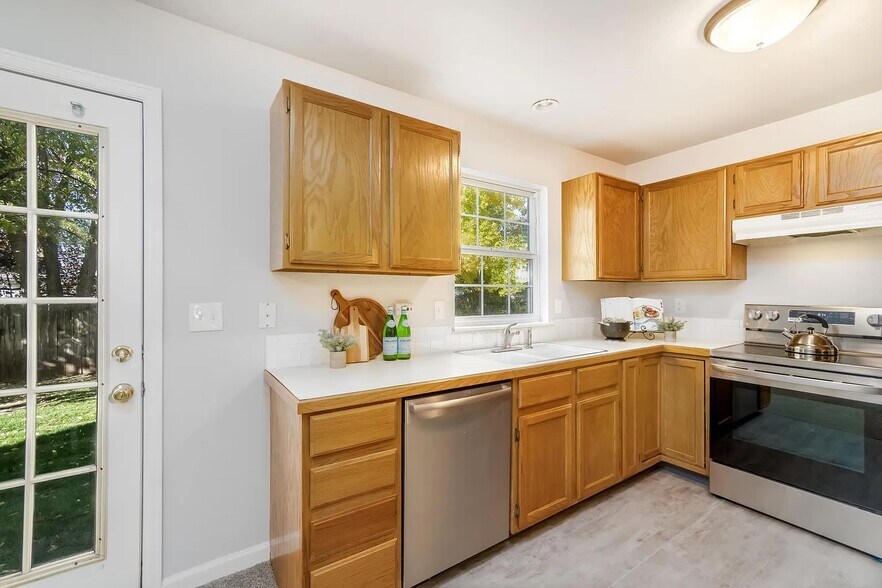 Building Photo - 2801 Leisure Dr