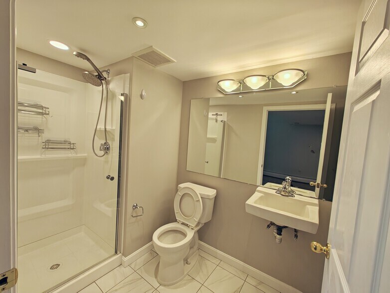 Building Photo - 548 Worcester St