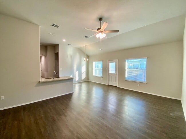 Building Photo - Luxury Duplex in Seguin!