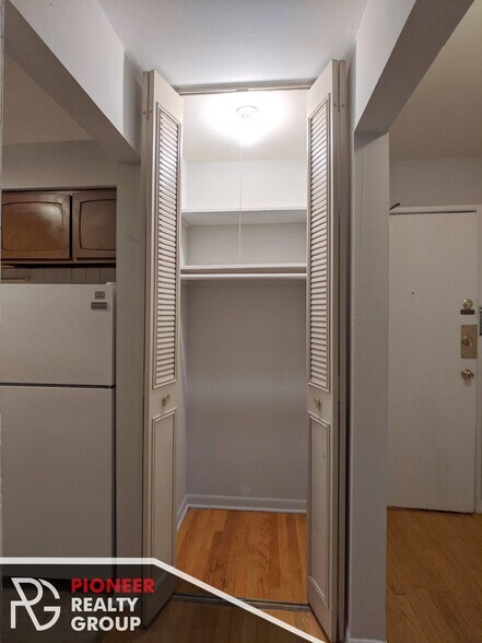 Building Photo - 502 W Briar Pl