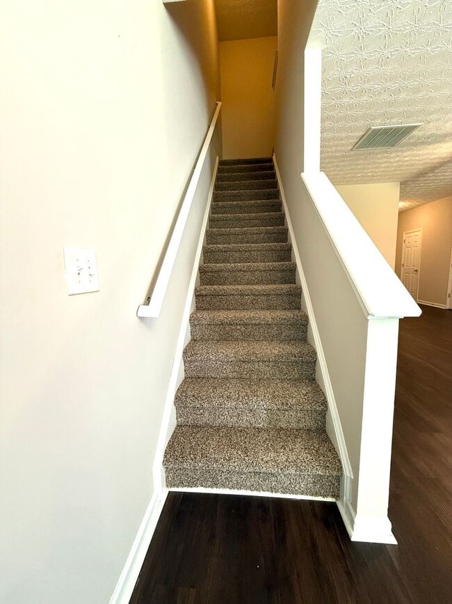 Building Photo - Welcome to this charming 3 bedroom, 2.5 ba...