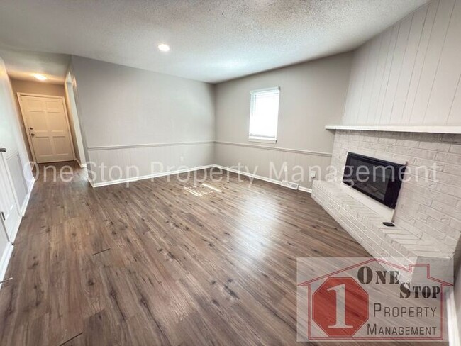 Building Photo - 3 Bed / 2 Bath Duplex in Blue Springs!