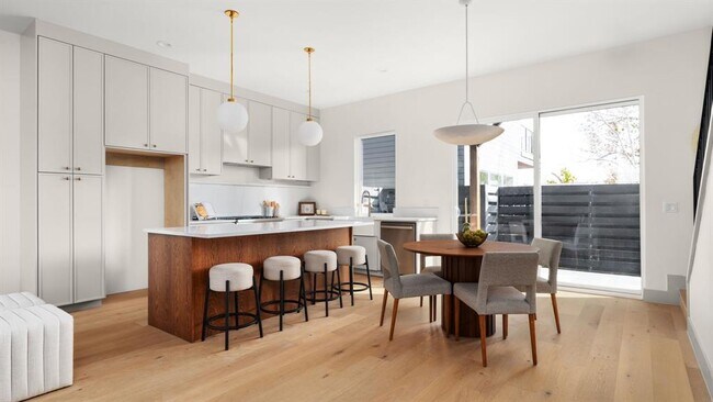 Building Photo - 4901 Gladeview Dr