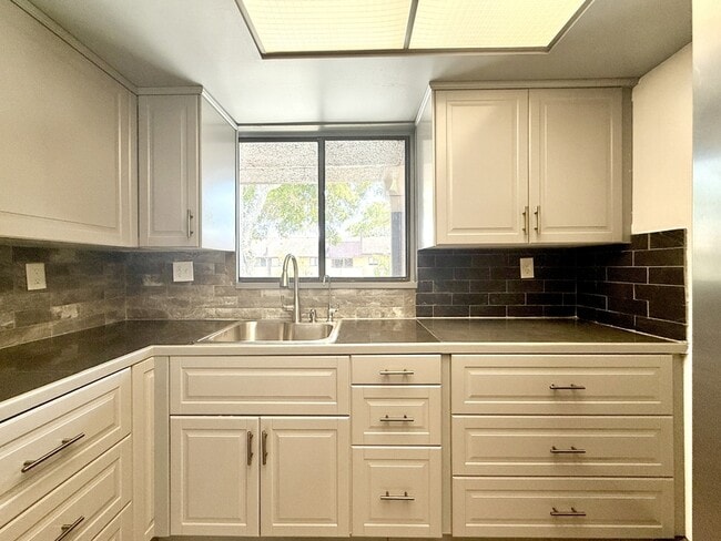 Building Photo - 785 S Village Dr