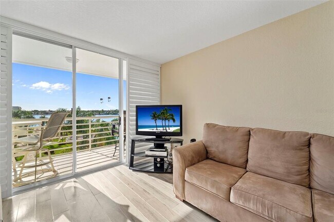 Building Photo - 6021 Bahia Del Mar Cir
