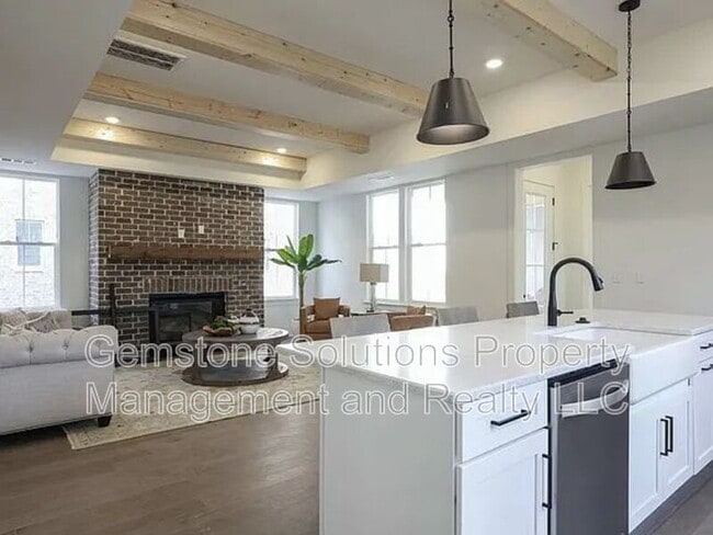 Building Photo - 207 Fairground St