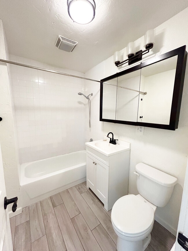 Building Photo - 1315 N Indian Canyon Dr