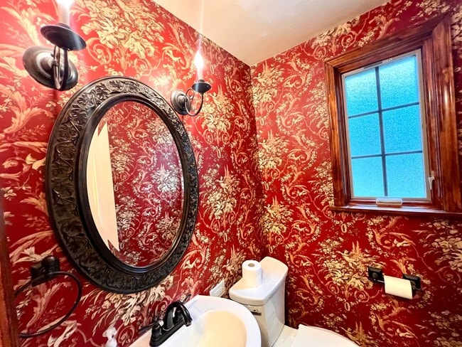 Building Photo - Pittsburgh - 3 Bedroom 1.5 Bathroom - Stunning Home