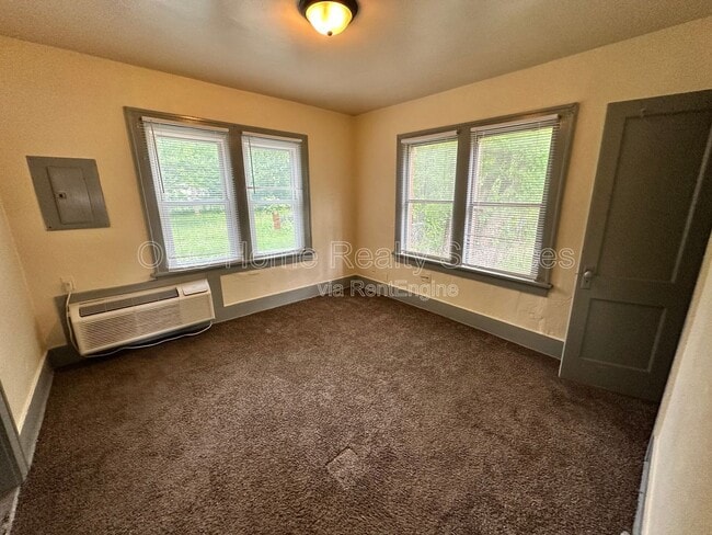 Building Photo - 2114 Glen Ellyn St