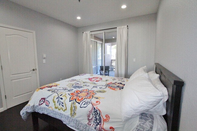 Building Photo - $2,890- GORGEOUS TWO BEDROOM CONDO IN CENTRAL FREMONT BLOCKS FROM BART