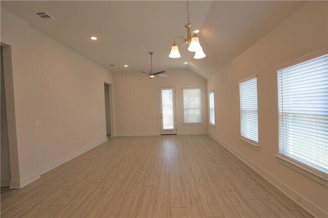 Building Photo - 621 Pinnacle View Dr
