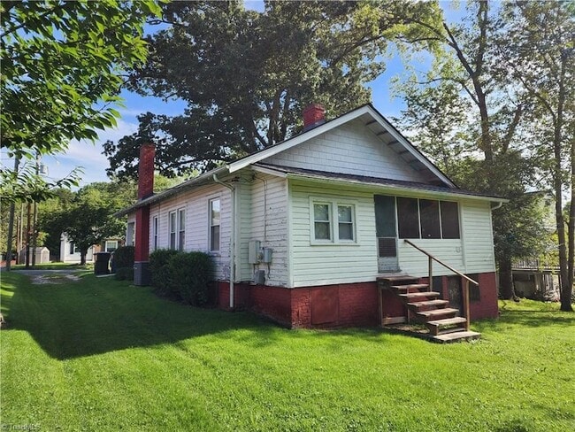 Building Photo - 221 W Oakdale St