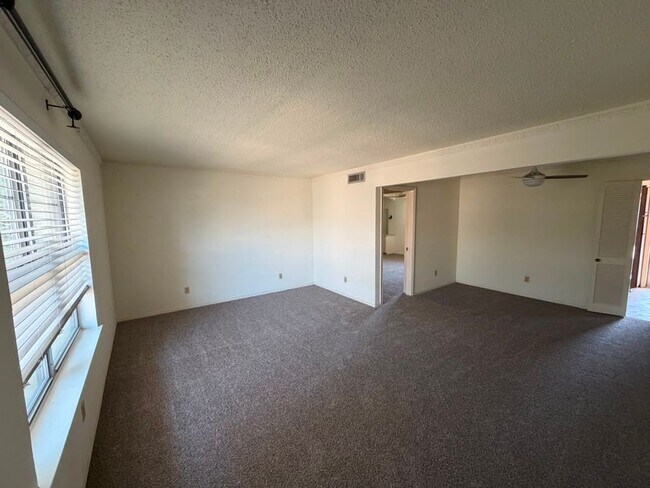 Building Photo - 5819 Sandhurst Ln