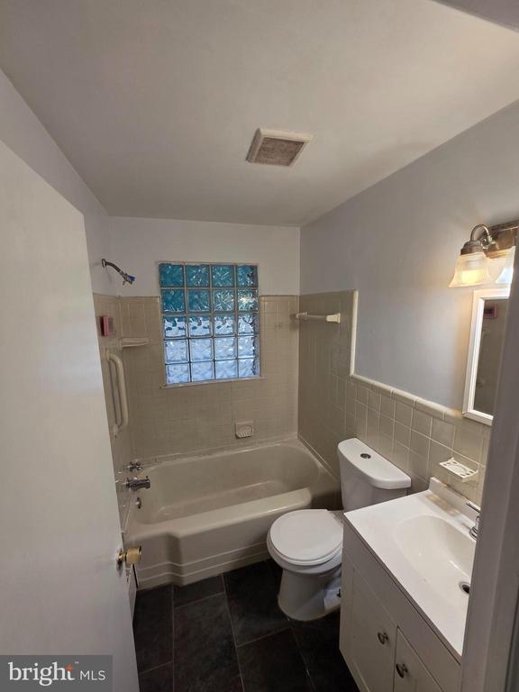 Building Photo - 926 Green Ln