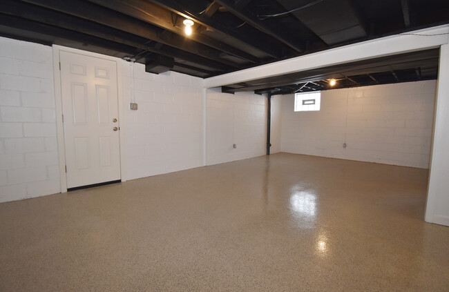Building Photo - 1559 Orchardview Dr
