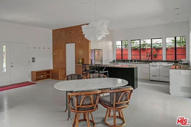 Building Photo - 2311 Louella Ave