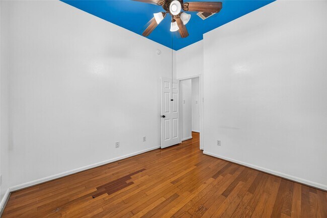 Building Photo - 12807 Canyon Echo Dr