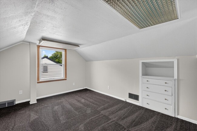 Building Photo - Charming 3-Bedroom Bungalow for Rent in Lincoln Park