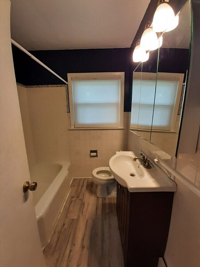 Building Photo - 3 bed 2 bath, 2 car garage Bettendorf Home!