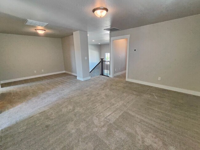 Building Photo - Spacious 6 Bed, 3.5 Bath Home in Clinton, UT