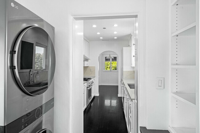 Building Photo - 1516 S Crest Dr