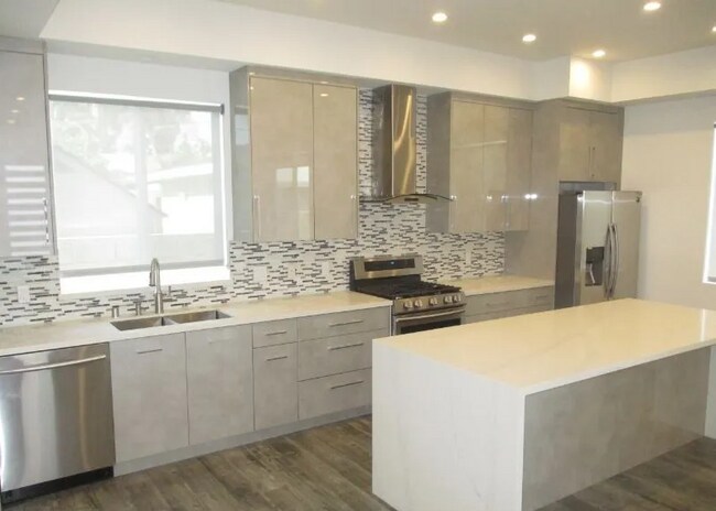 Building Photo - 1211 N Mariposa Ave