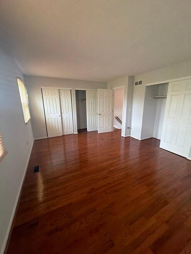 Building Photo - 2 bed 2.5 bath walk out finished basement