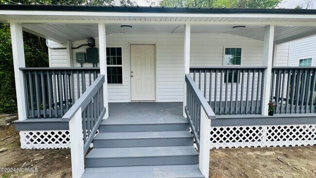 Building Photo - 112 E Dewey St