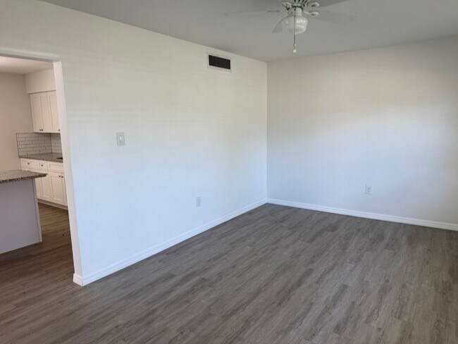 Building Photo - 2 Bedroom 1 Bath Home with Den/Office