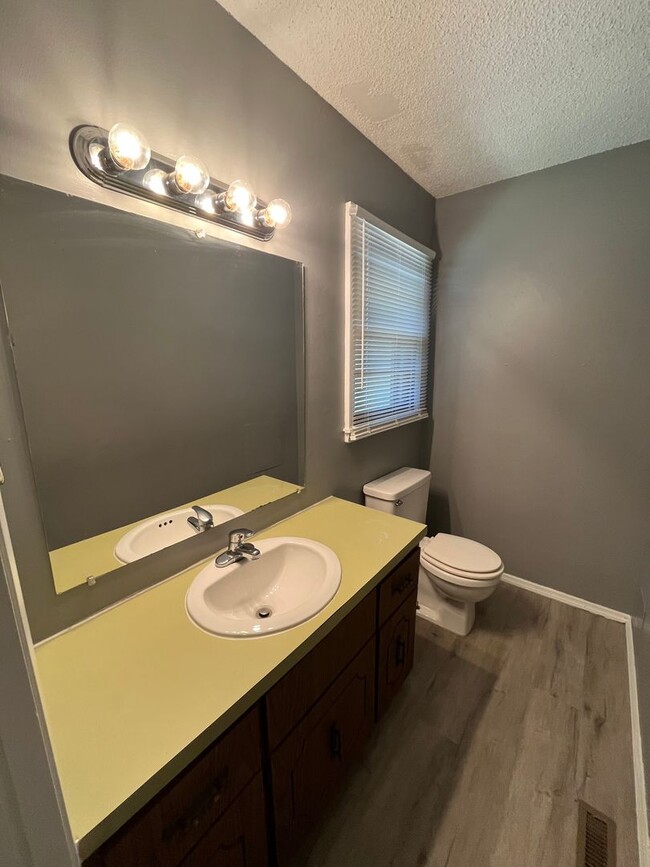 Building Photo - 3 bedroom 1.5 bath Available now!