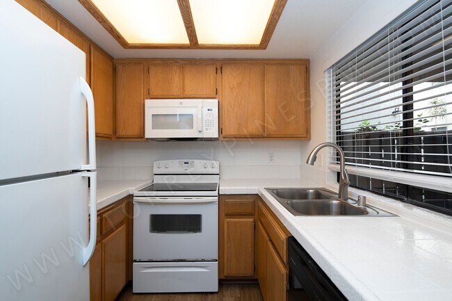 Building Photo - OPEN HOUSE: 10/25 3-4PM ~ 3BR/2.5BA PB Tow...