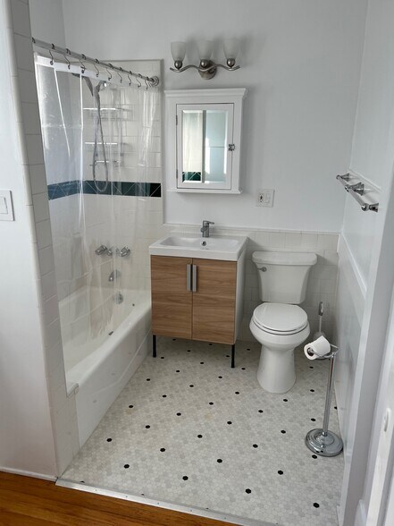 Building Photo - 218 Strand St