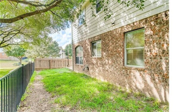 Building Photo - 1821 Briarton Ln N