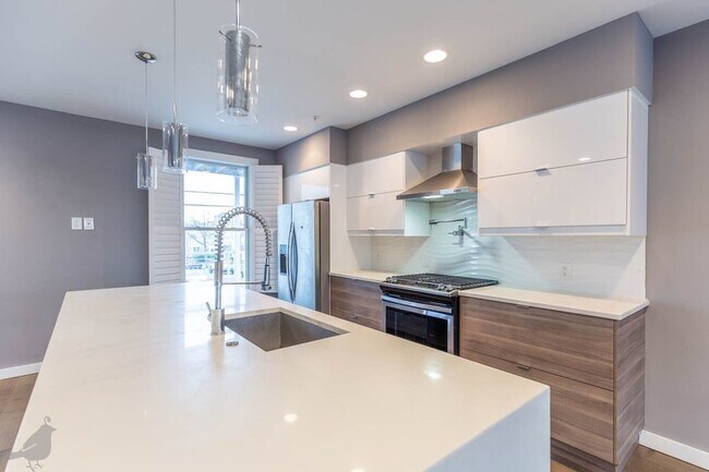Building Photo - 1330 Montello Ave NE
