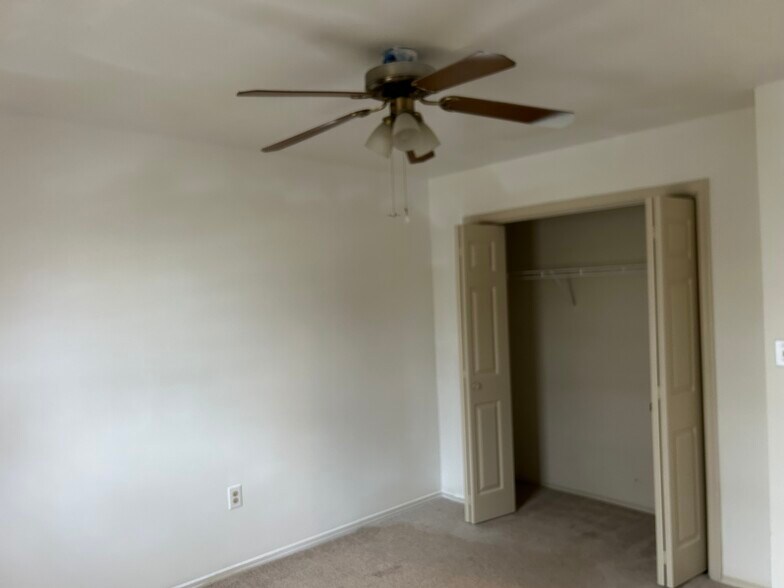 Building Photo - 19 Sycamore Dr