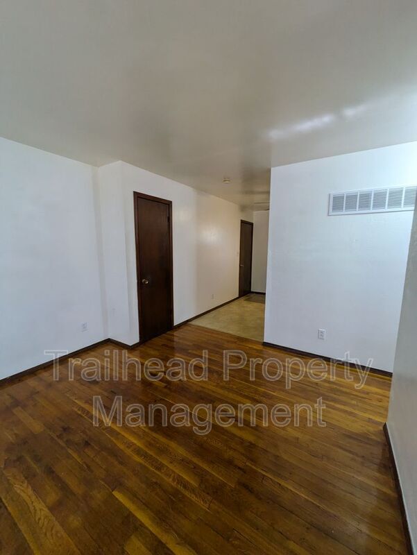 Building Photo - 106 S High St