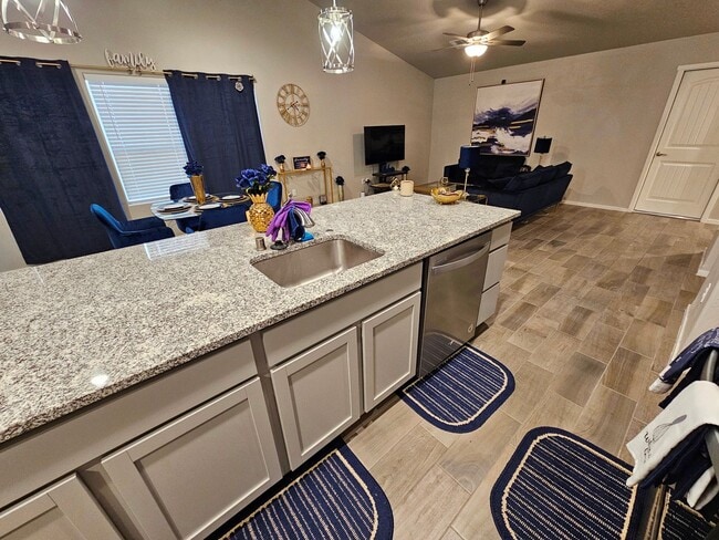 Building Photo - Open & Airy 3 Bedroom/2 Bath Home with Refrigerated Air