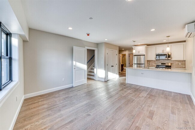 Building Photo - 78 Roslyn Rd