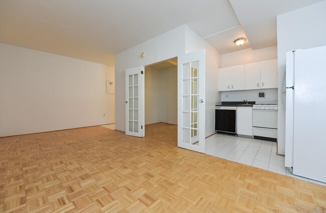 Building Photo - Spacious & Bright Junior 1 Bedroom at River Place East